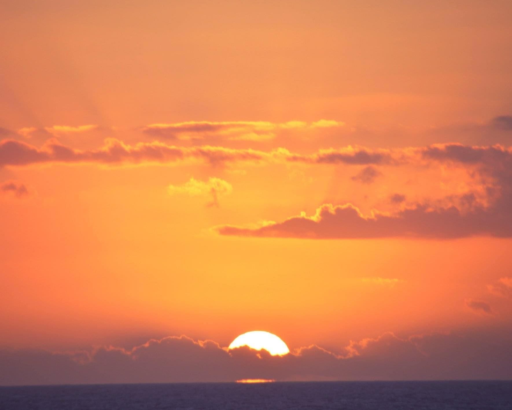 Traveling Photography. Photography by Angel C. at Tylerstar Productions. The sun setting over the Carribean Sea.